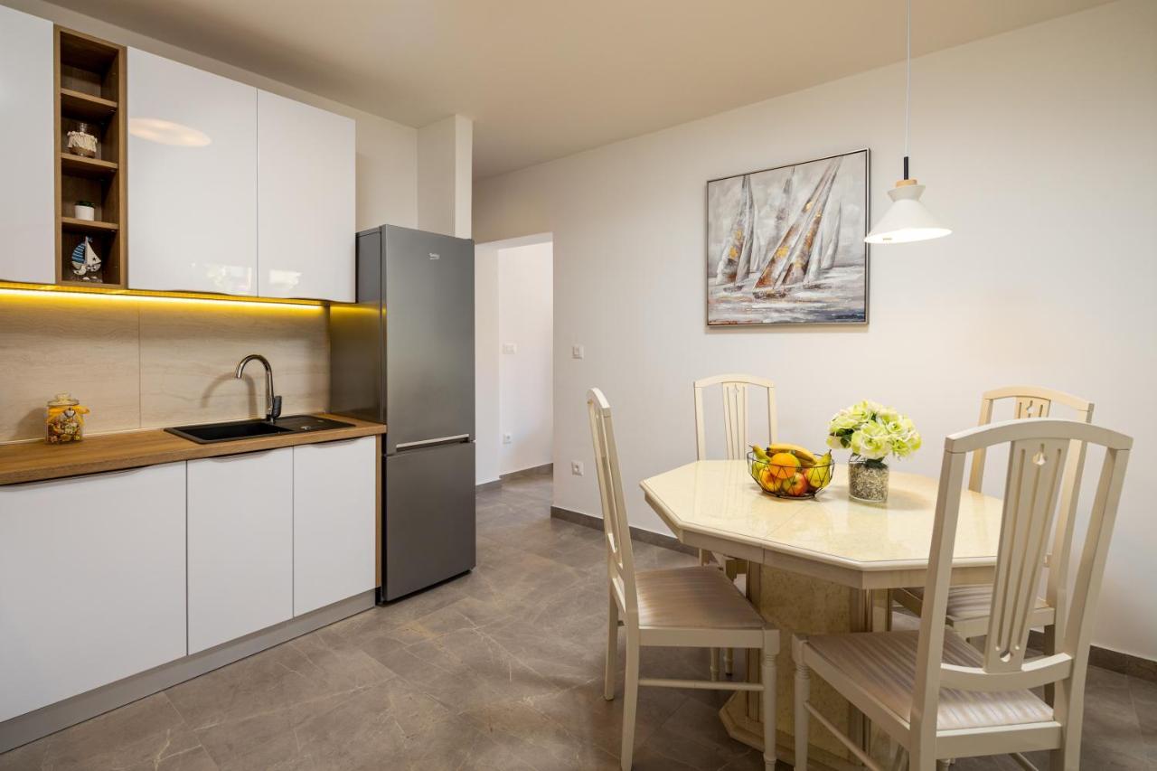 Apartment Navika Omiš Esterno foto