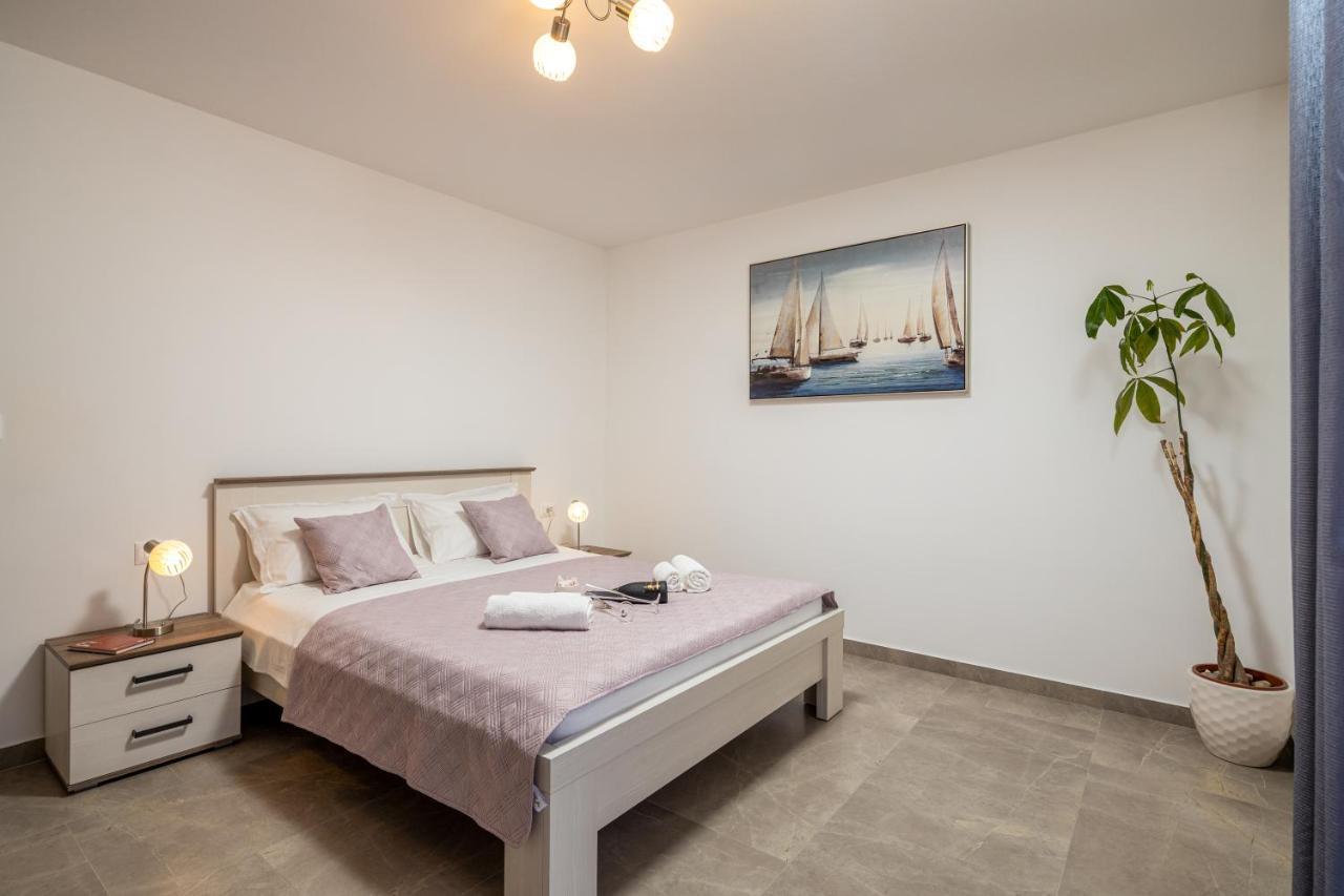 Apartment Navika Omiš Esterno foto